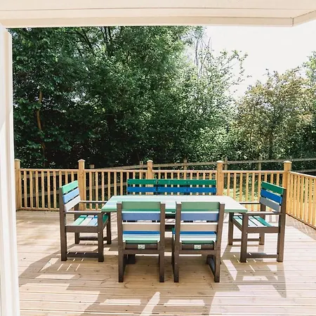 Luxurious 4 Bedroom New England Style - Trewhiddle V10
